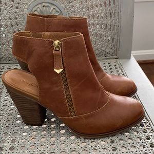 ALDO leather ankle bootie size 8.5
